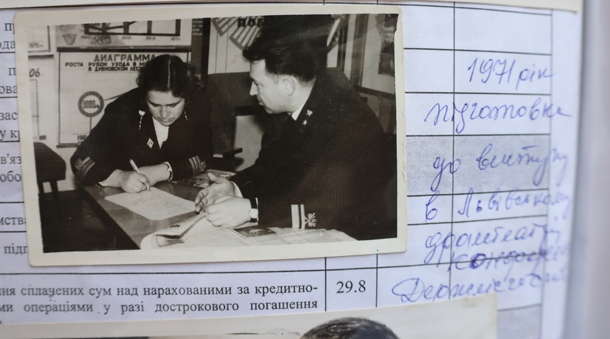 Валентина готується до виступу на всеукраїнській конференції лісівників. Львів. Після цього їй дали вантажівку на лісництво