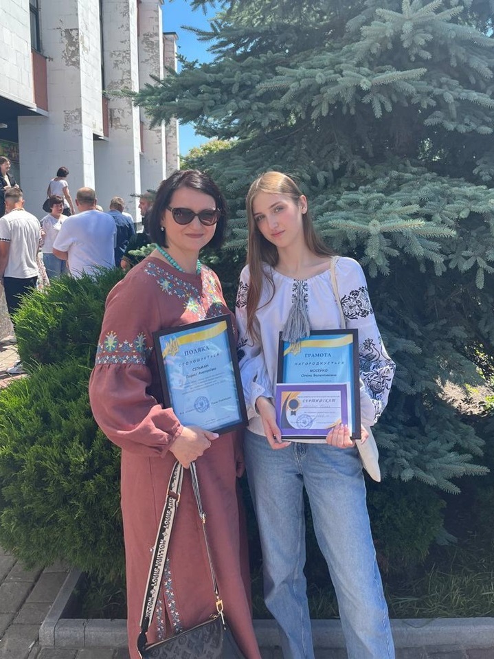 Олена Мосейко з вчителькою англійської мови Сільман Ларисою Анатоліївною