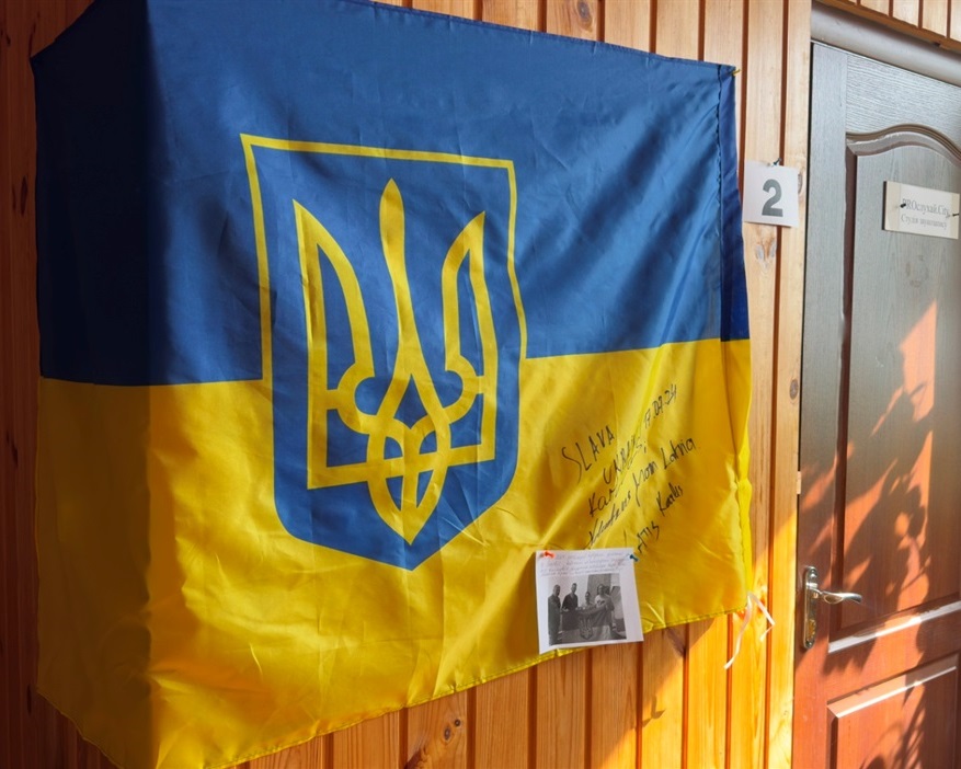 Український прапор, підписаний гостями з Латвії -журналістом та священником