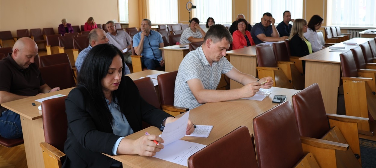 Депутати заповнюють анкету 