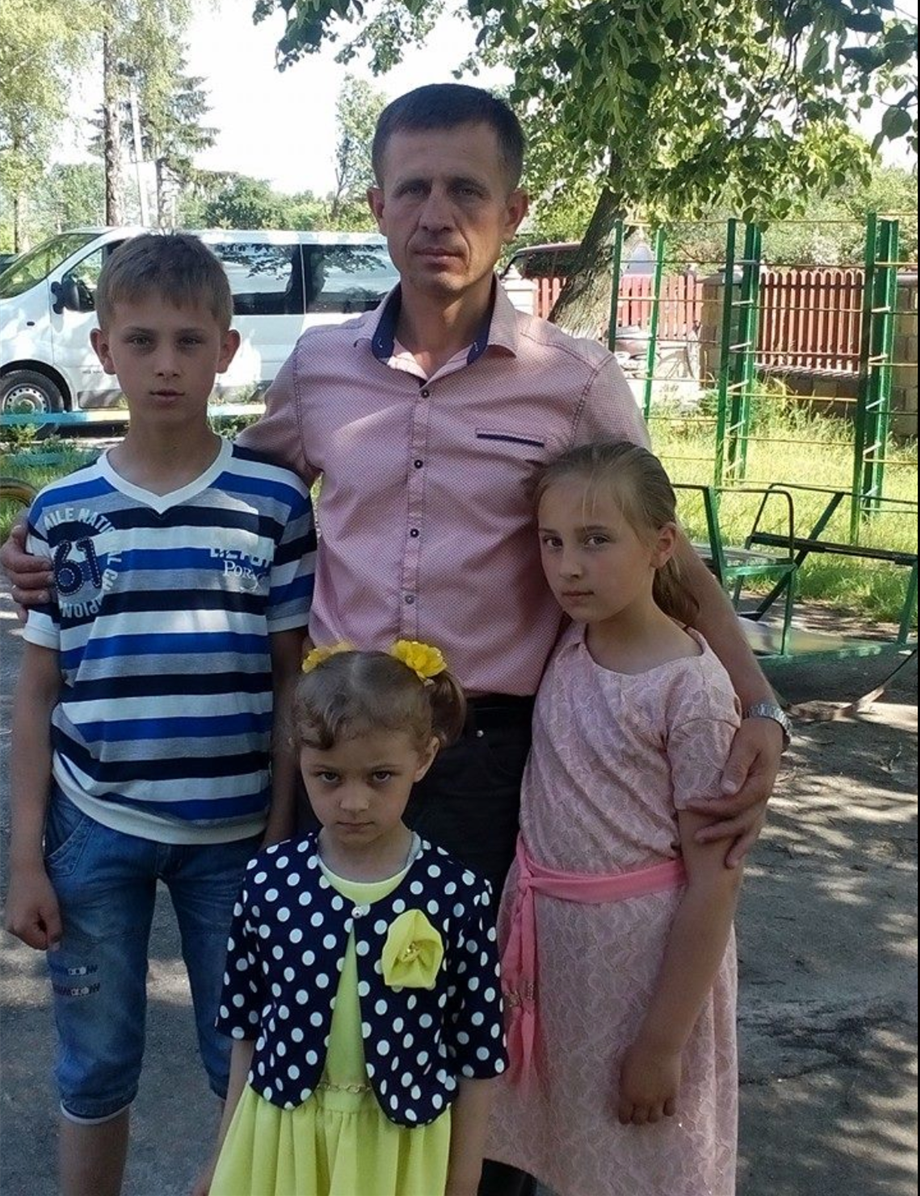 Віктор Семчук з доньками та молодшим сином