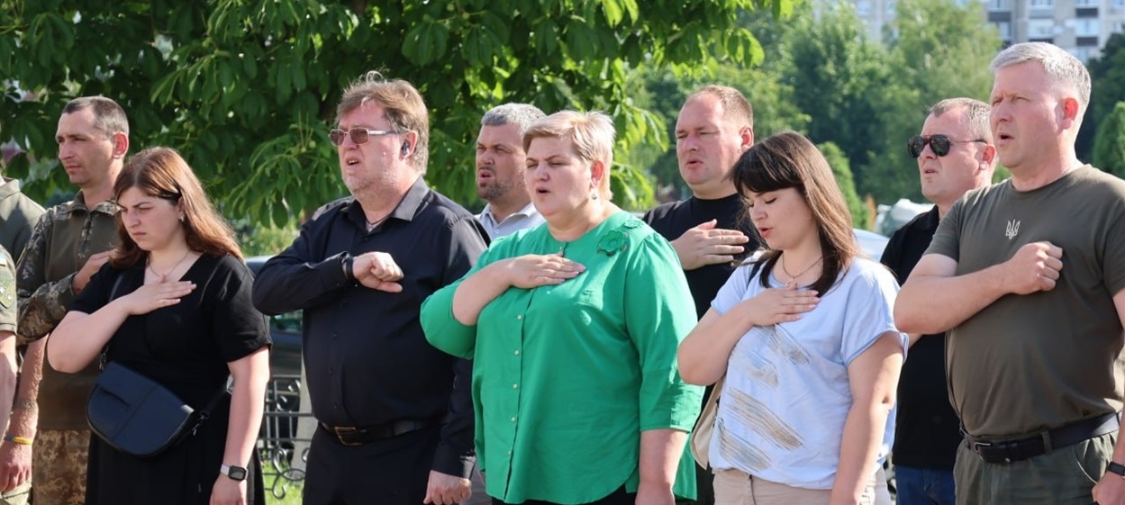 Керівники Вараської міськради та Вараської МВА виконують Гімн України