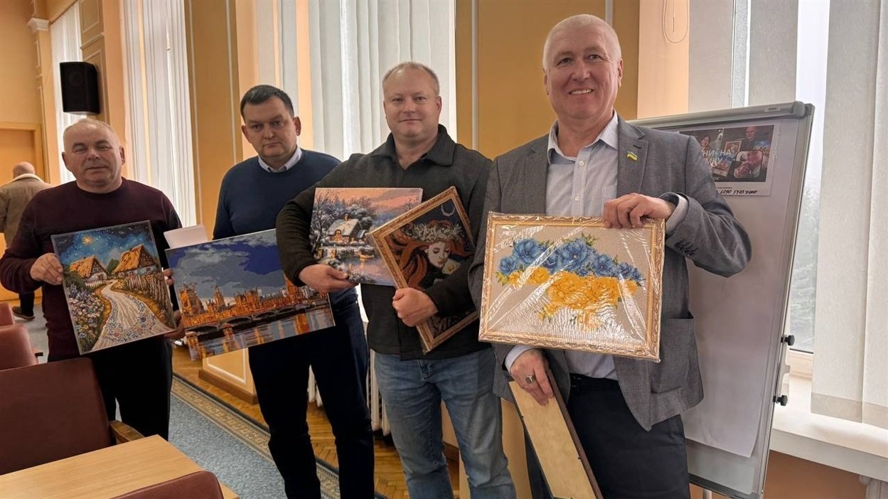 На фото: нові власники картин Дарини Бикової