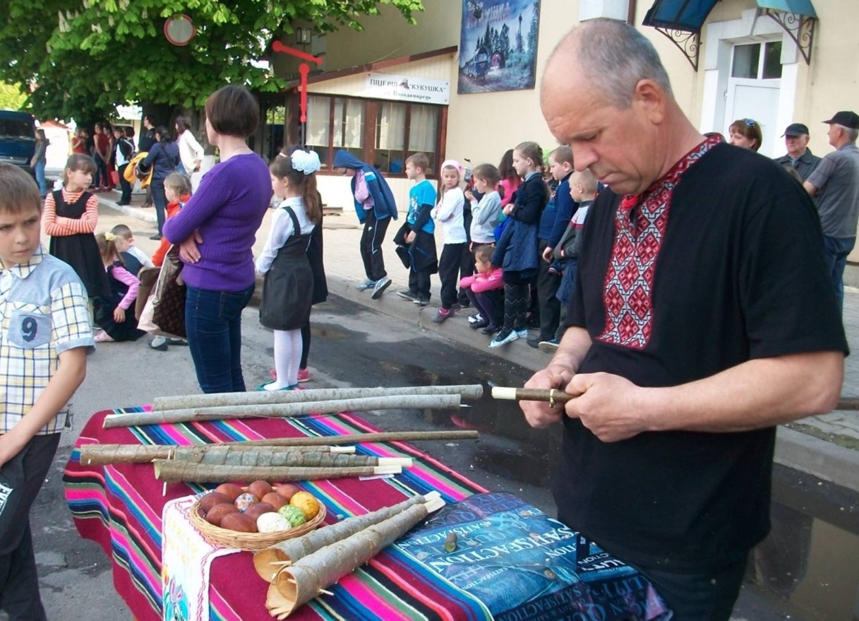 Іван Власов, завклуб Жовкинь демонструє майстер-клас бекачів. «Великодня вруна»  – 2018