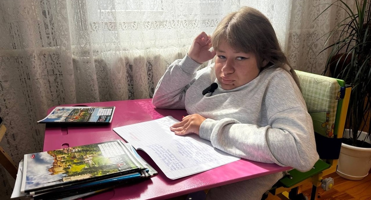 Заняття вчителі проводять вдома. Дарина старанно вчиться.