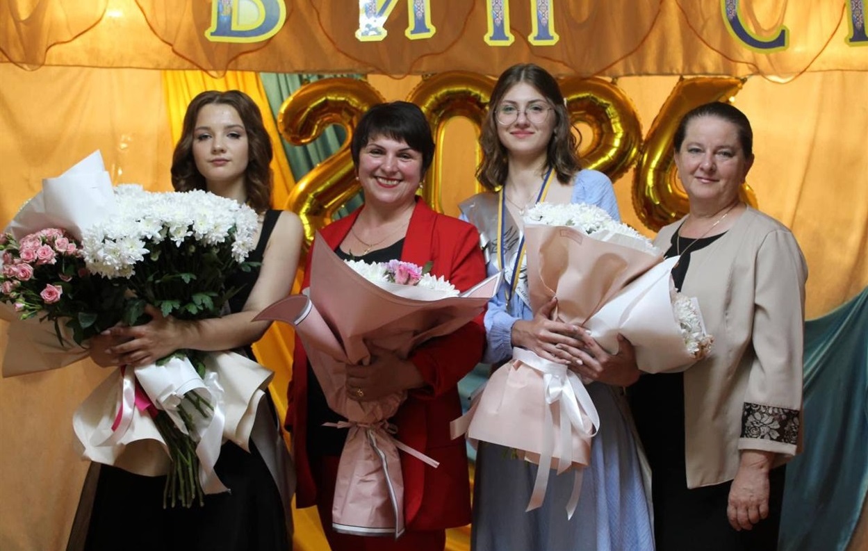 Випускний вечір у Довговільському ліцеї. Медалістки з адміністрацією ліцею.