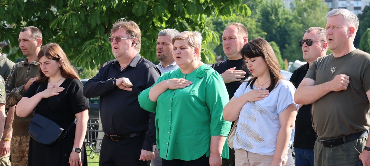 Учасники акції виконують Гімн України