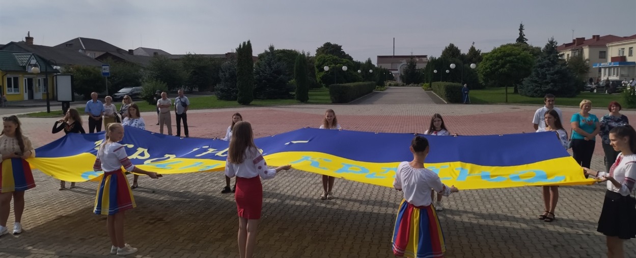 Один з великих стягів - перед пам'ятником Кобзарю