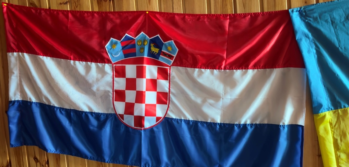 Прапор Хорватії, подарований хорватськими українцями. Він - з автографами.