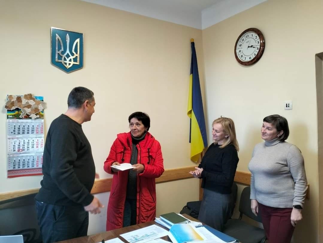 Передача коштів зібраних під час концерту волонтерці