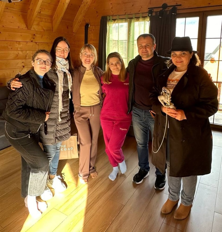 У будинку Андрія Ільківа -переселенця з України. Кореніца.
