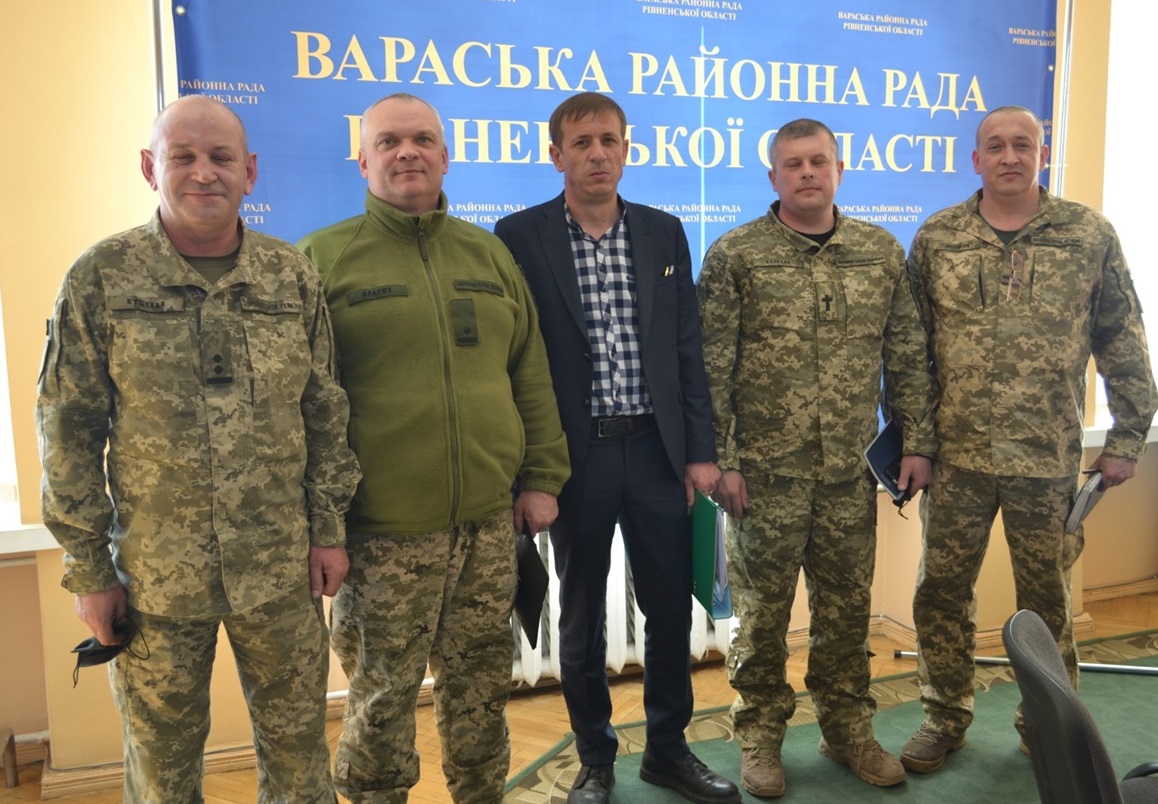 Учасники наради (з правого на лівий бік): Сергій Лісняков, військовий комісар Володимирецького ОРТЦК та СП, Микола Юрах, капелан, голова ветеранської спілки УБД, Юрій Козярець, перший заступник голови Вараської РДА, Володимир Власюк. майор Володимирецького ОРТЦК та СП, Святослав Кущовий, військовий комісар Зарічненського ОРТЦК та СП