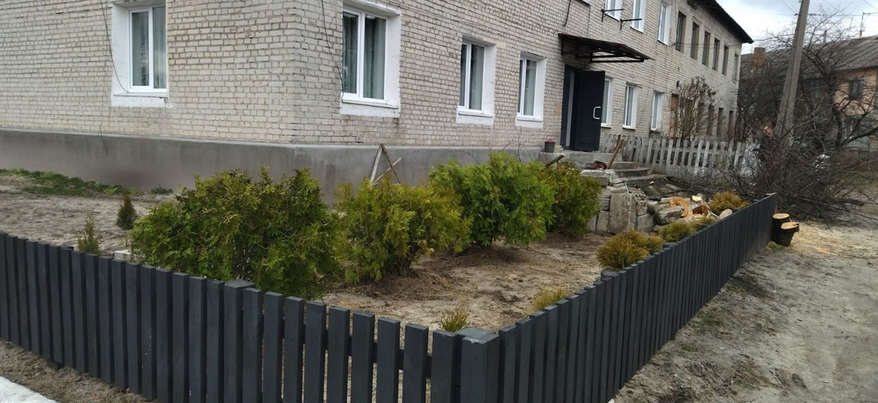 Двір до Великодня упорядковується.