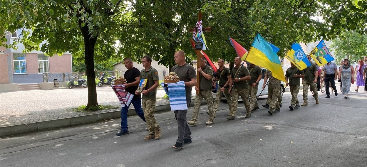 Почесний супровід Героя у Володимирці