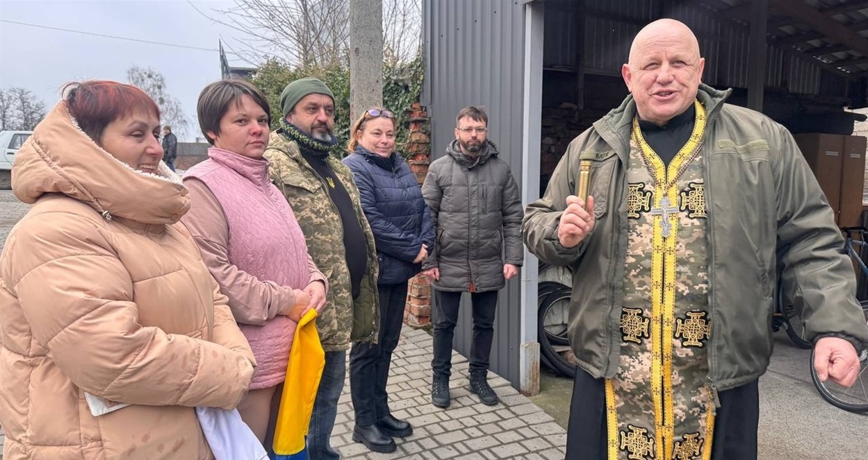 Галина і Олег Лапинські на волонтерській базі "Аеродрому" освячують велосипеди