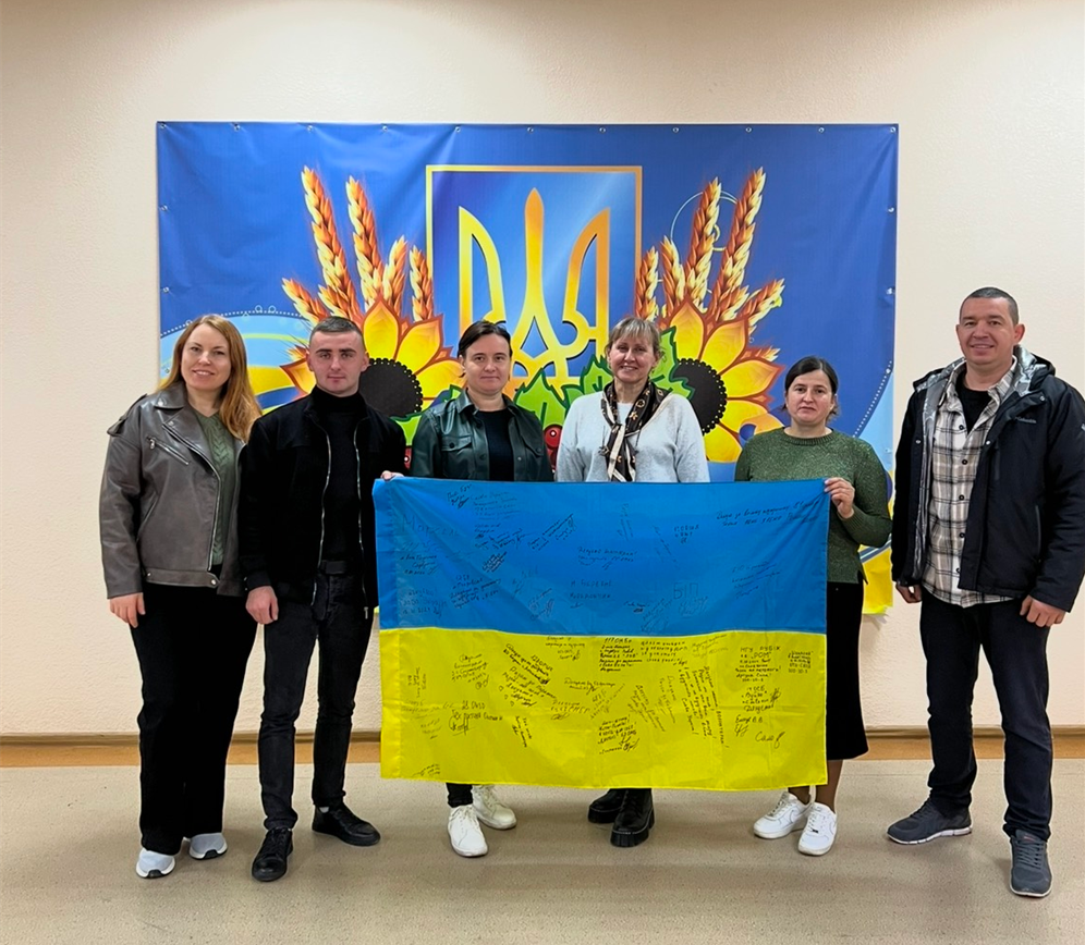 Під час плетіння маскувальних сіток: подружжя волонтерів Євгеній та Ірина Стріла (по краях)