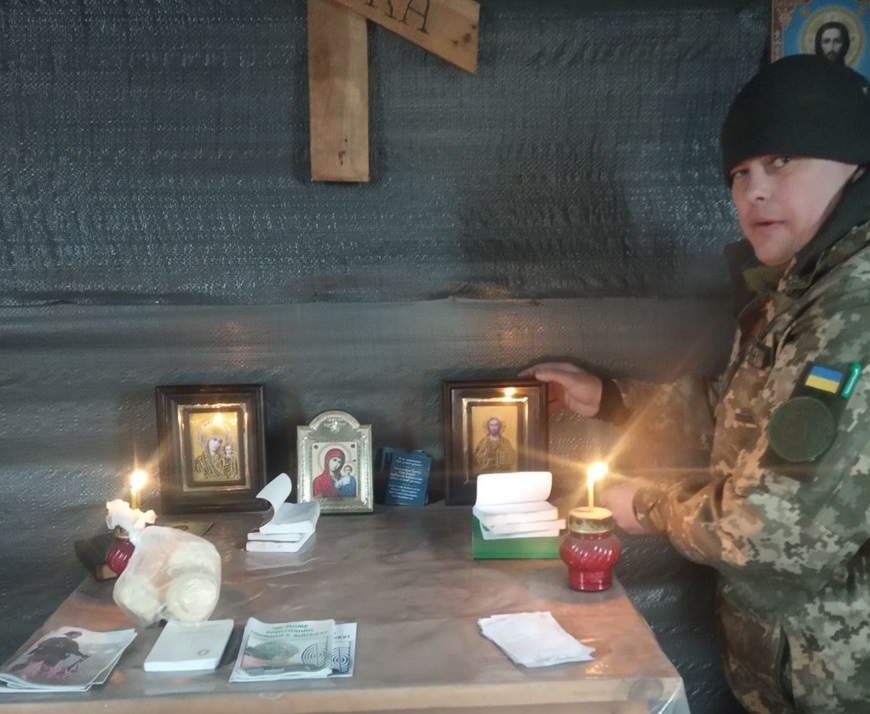 Капелан Микола Юрах у капличці, яку відновив і облаштував особисто