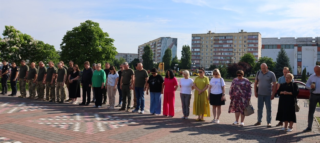 Всі працівники щодня о дев'ятій - в пошані подвигу земляків