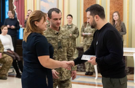 Президент вручає сертифікат на квартиру