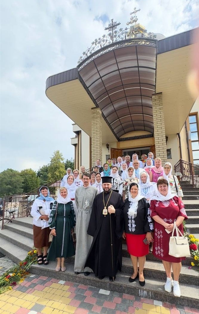 Митрополит Іларіон, настоятель Михайло Льода та прихожани і хористи Свято-Миколаївського двопрестольного храму. 