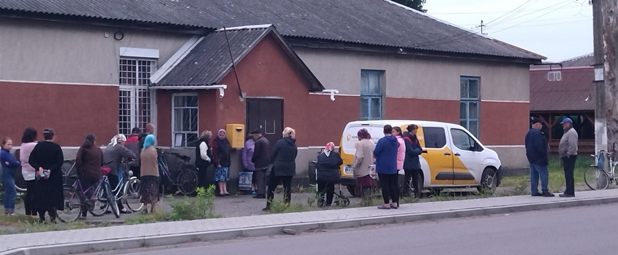 В Антонівці у черзі за пенсією.