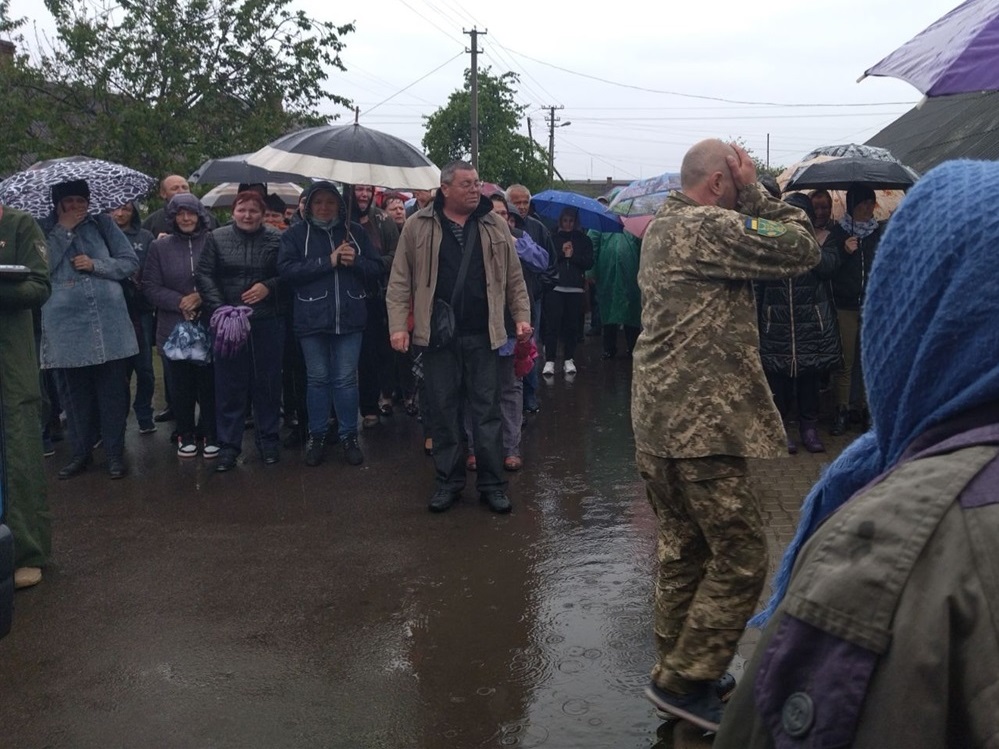 Родина зустрічає сина
