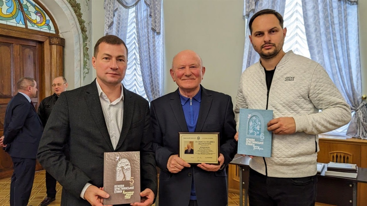 30-річчя відновлення Острозької академії. На фото – Андрій Карауш, Василь Жуковський та Олександр Коваль