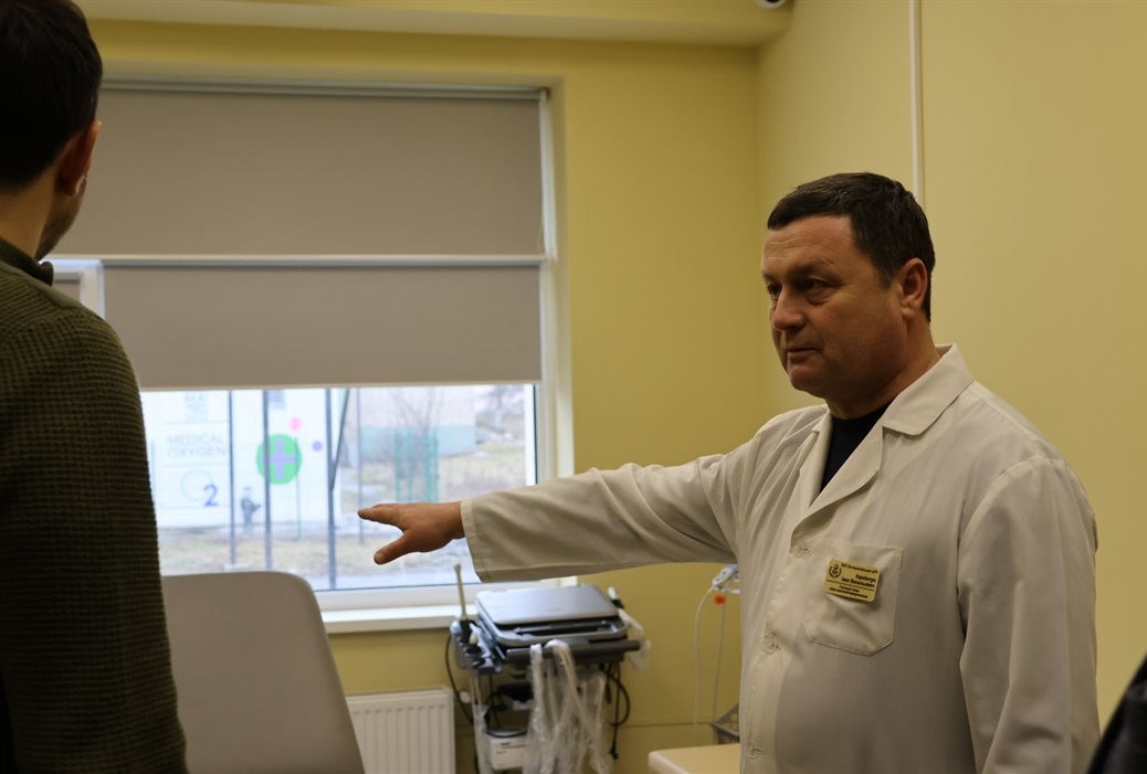 Іван Караїмчук знайомить гостей з функціоналом відділення "екстренки"