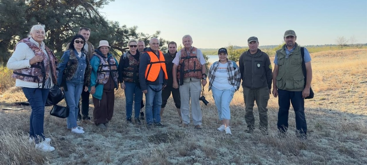 Делегація журналістів Рівненщини з працівниками Нобельського нацпарку біля дзотів, за кілька кілометрів від українсько-білоруського кордону