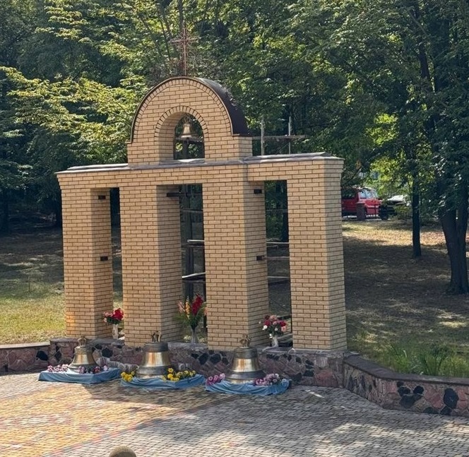 Дзвінниця та дзвони для неї