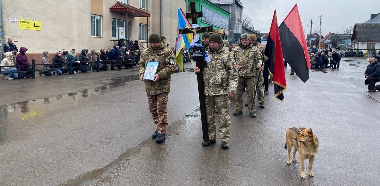 У Володимирці, на Майдані єдності, зустрічають ескорт "НА ЩИТІ" з тілом загиблого Михайла Дякова з Білого