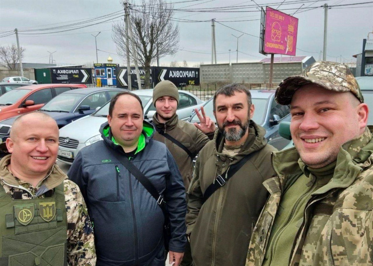 На знімку (в центрі): Віктор Щербачук (у цивільному) та Микола Панчук серед військових