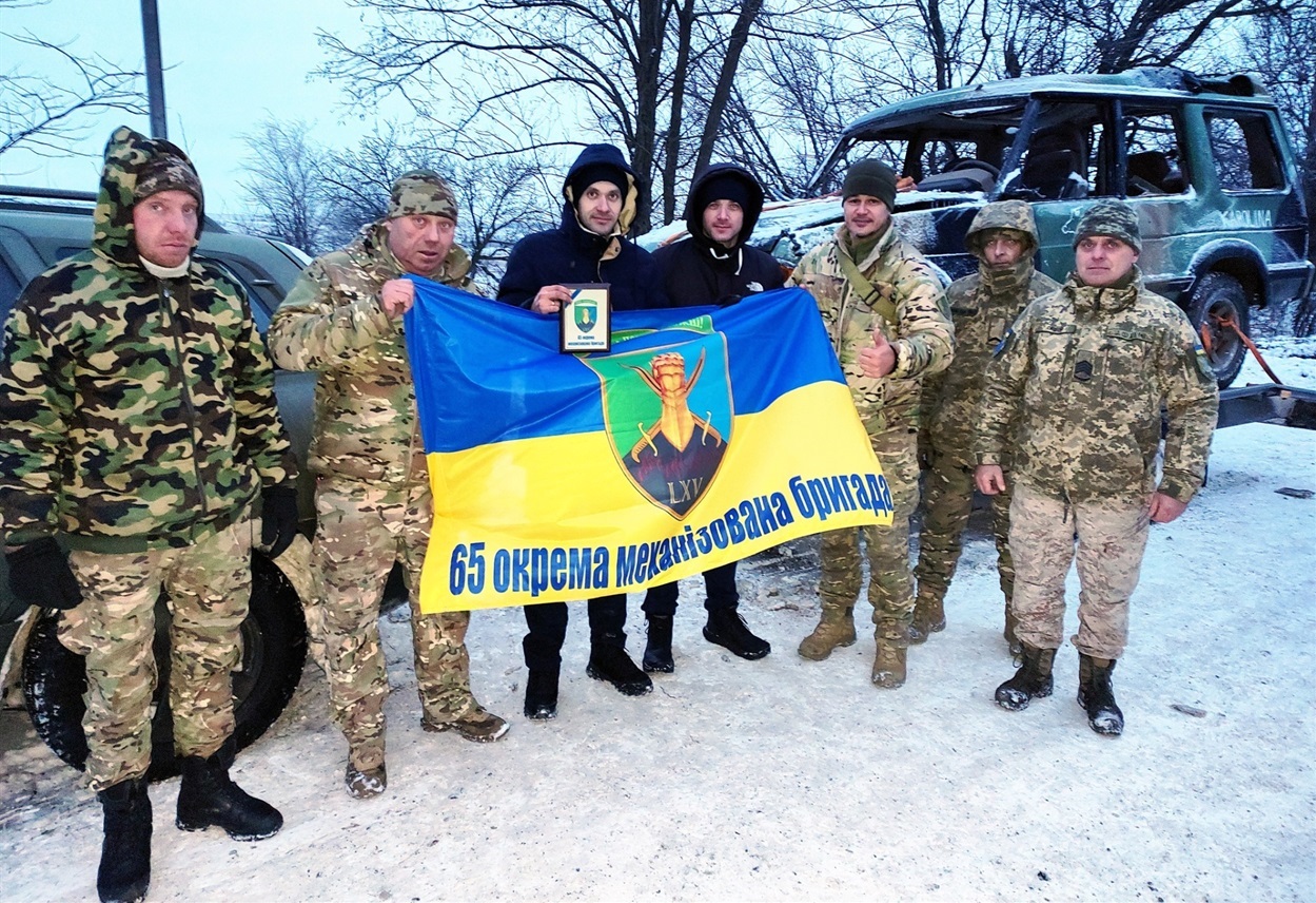 Два хлопці з Рівненщини в гостях у 65-ї ОМБр – Андрій Тетерук та Ігор Шевчук, які вже не вперше підшуковують авто для одного з батальйонів 65 бригади і ремонтують їх