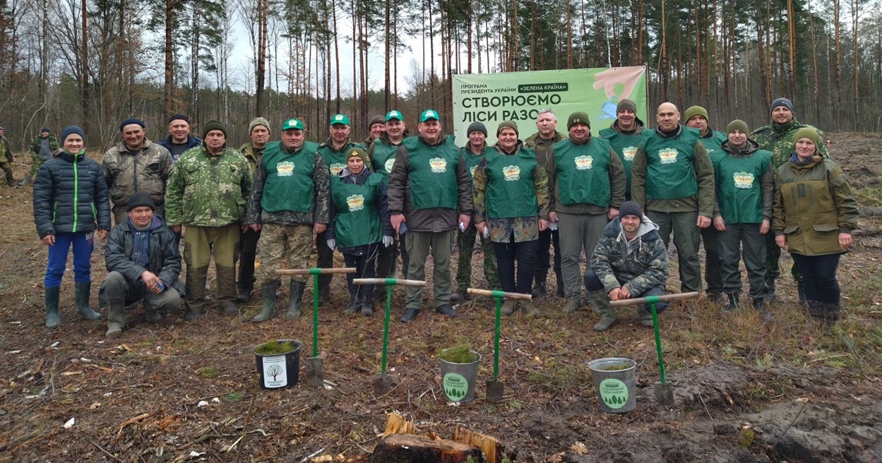 Бригада задоволена  – майже гектар сосон і дубочків додалось у господарство