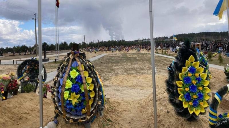 Нове місце під могили місцевих військових. На задньому фоні видно пару з Рівненської АЕС