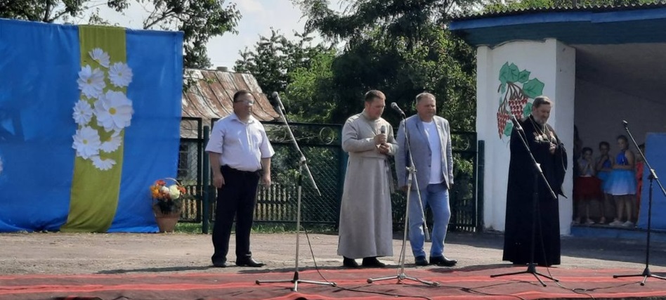 Зліва направо: селищний голова Рафалівки Василь Совгуть, настоятель храму Святої княгині Ольги отець Тарас, заступник голови Вараської районної ради Юрій Антонюк, настоятель Петро-Павлівського храму отець Володимир