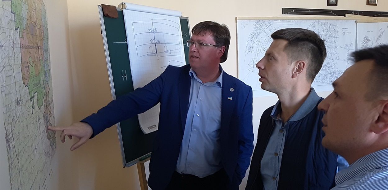 Голова Вараської громади Олександр Мензул знайомить гостя з цікавими локаціями громади
