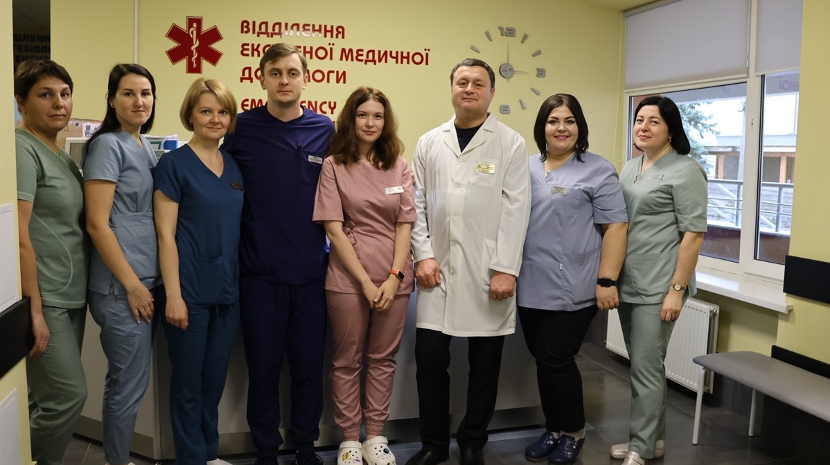 Колектив медичної установи разом з керівником Іваном Караїмчуком