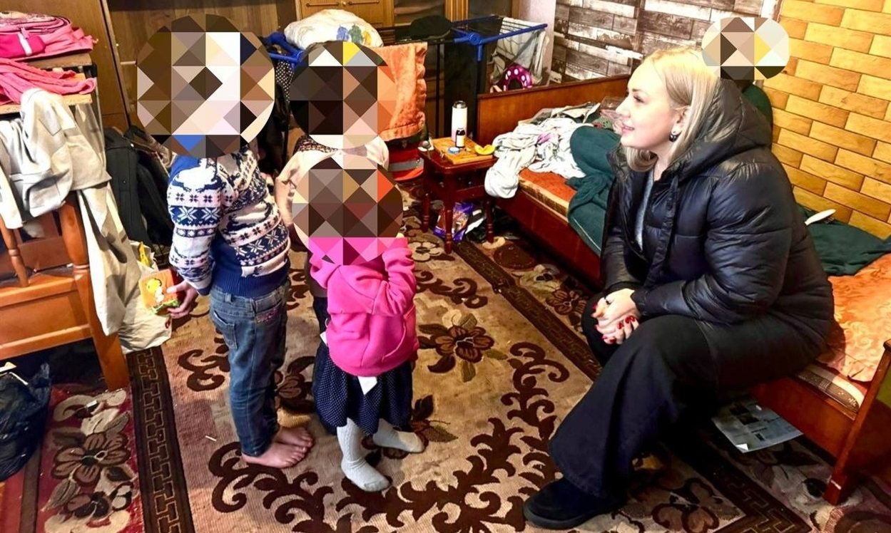 Працівниця Вараської окружної прокуратури відвідує сім'ю, яка опинилась в складних сімейних обставинах, Зарічненська громада