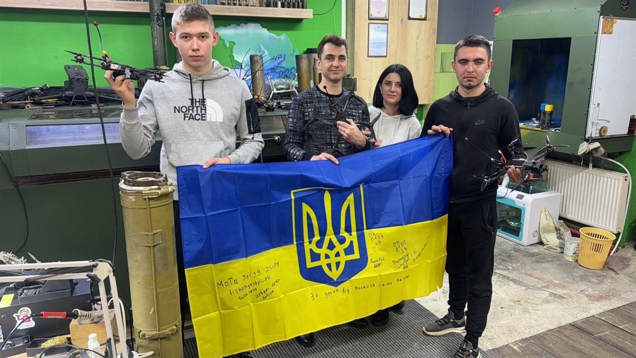 У майстерні Михайла під час передачі коштів, зібраних під час мотопробігу селами Вараського району біля березня 2024 року
