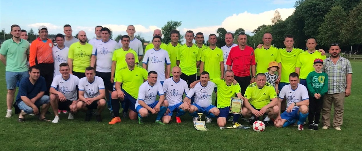 Учасники товариського матчу на День Володимирця у пам’ятному фото після закінчення гри