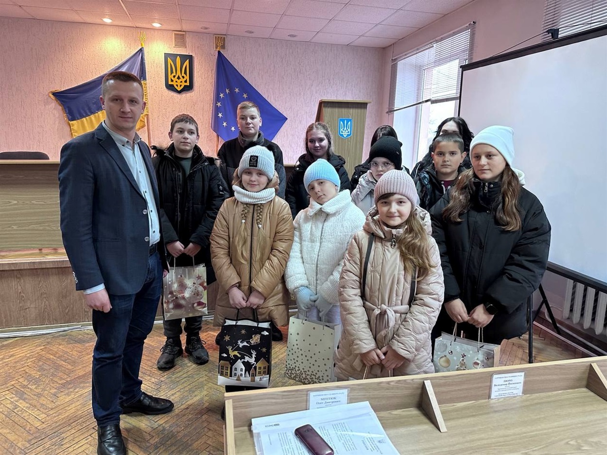 Богдан Квачук з дітьми загиблих та зниклих безвісти жителів Зарічненщини