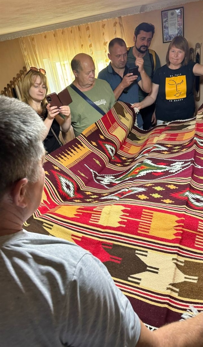 Петро Лукинчук демонструє готові килими (верети)