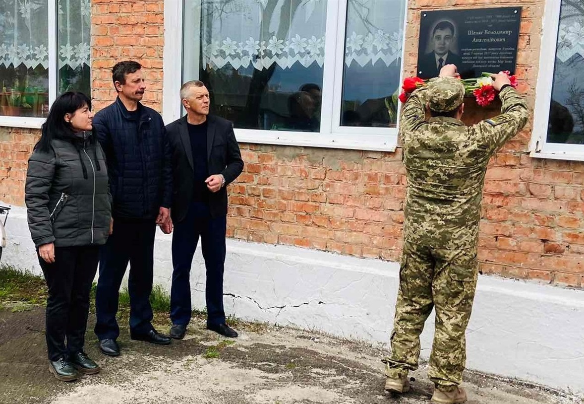 Квіти до меморіальної дошки герою-розвіднику