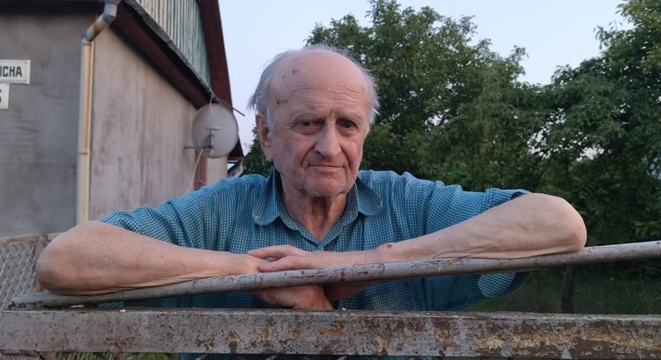 Петро Миронович біля своїх воріт