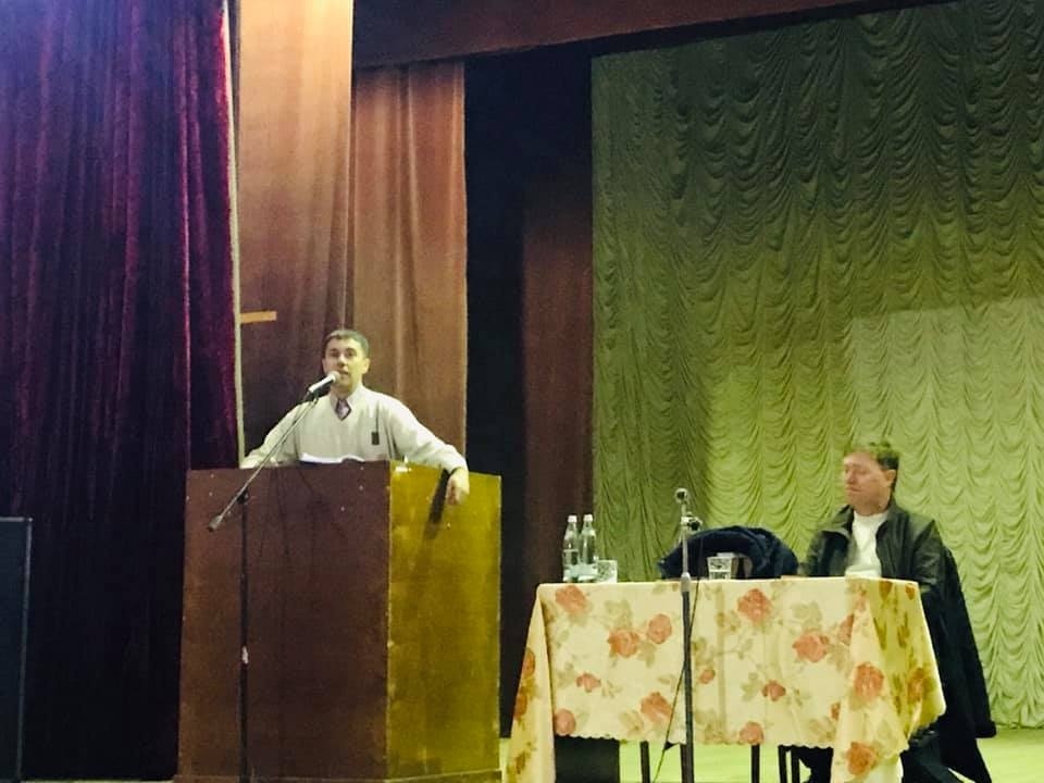 За трибуною - сільський староста Роман Хондока