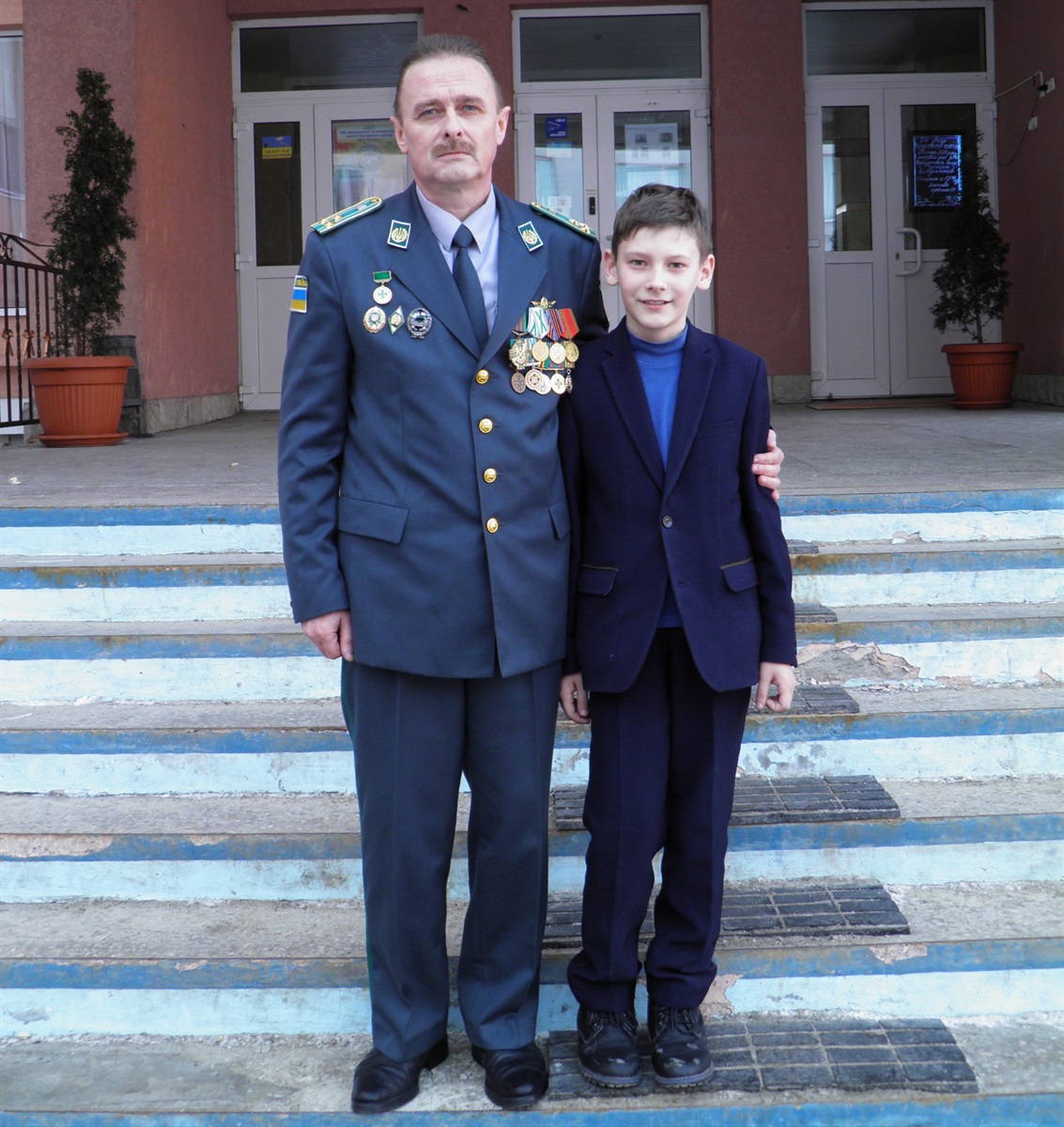 Полковник Андрій Базан із сином Степаном, що пішов вчитися у Володимирецький колегіум