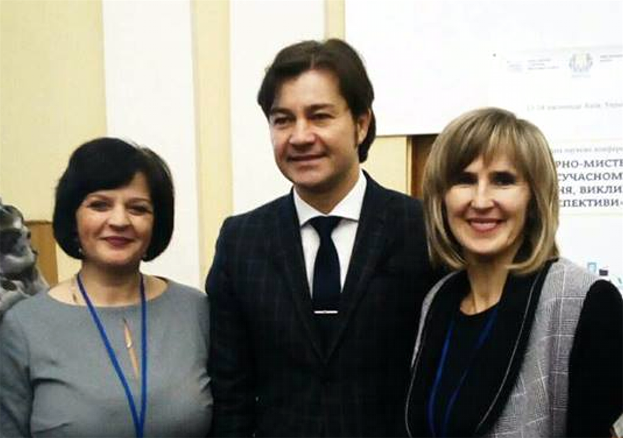 Тетяна Мирончук (ліворуч) з міністром культури Євгеном Нищуком та колегою з Вараша Діаною Лук'янчук