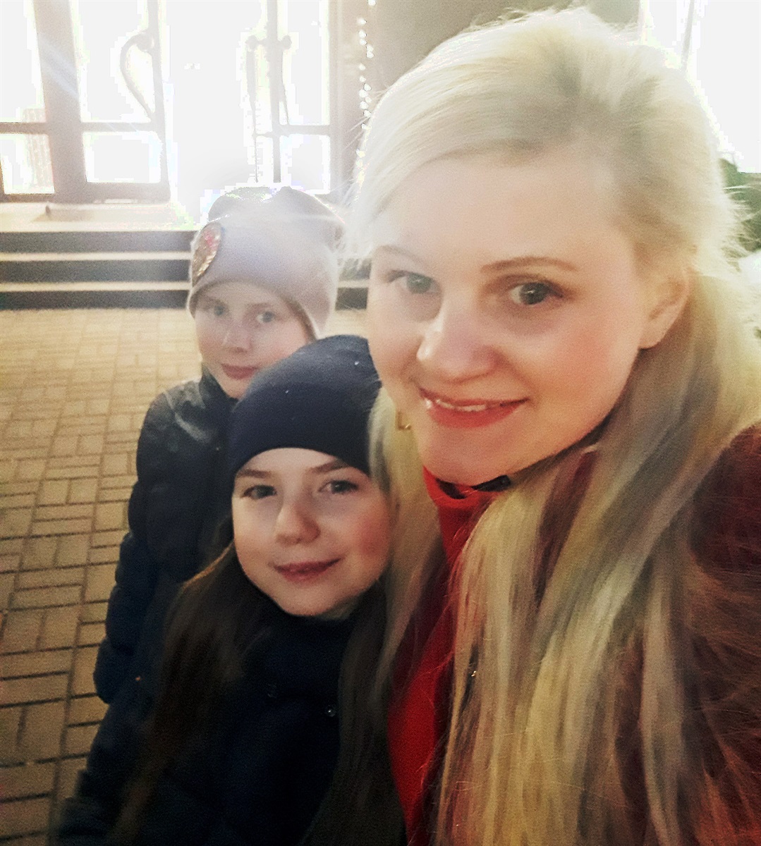 Переможці міжнародного фестивалю Христина Першута та Юлія Давидова з Ольгою Олександрівною Нацюк, учителем Рафалівської музичної школи по класу бандури.
