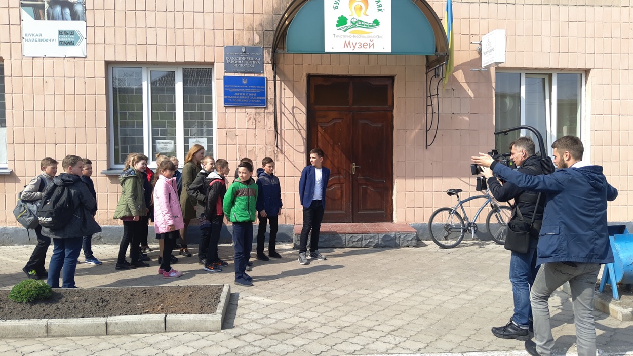 Процес зйомок біля музею вузькоколійки